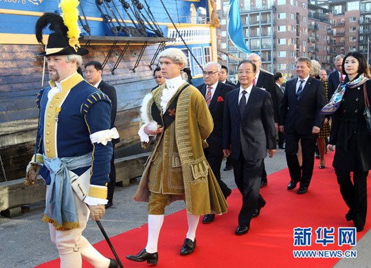 温家宝总理在瑞典参观“哥德堡号”仿古船