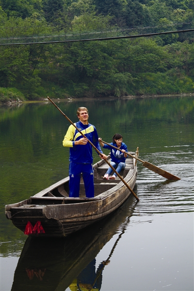 马克思•萨米能在石台县秋浦河上划船