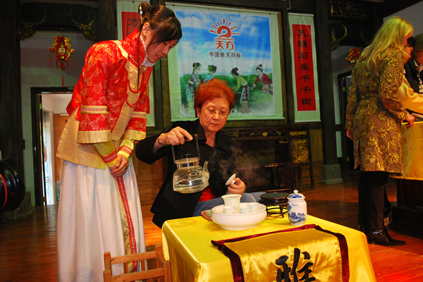 外国友人在天方茶艺馆进行茶艺学习表演