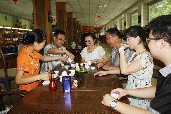 天方茶苑高级茶艺师在店内向茶友免费教授茶叶冲泡技巧